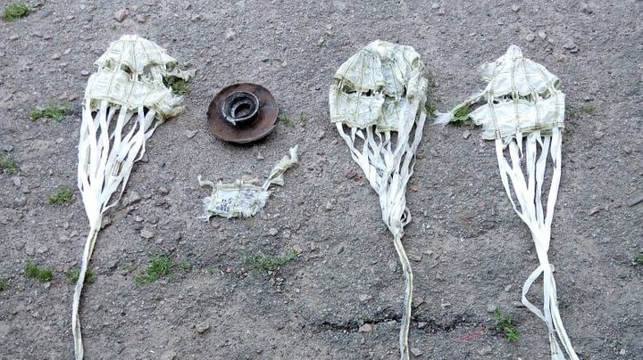 Окупанти скинули на Золочів Харківської області снаряди на парашутах