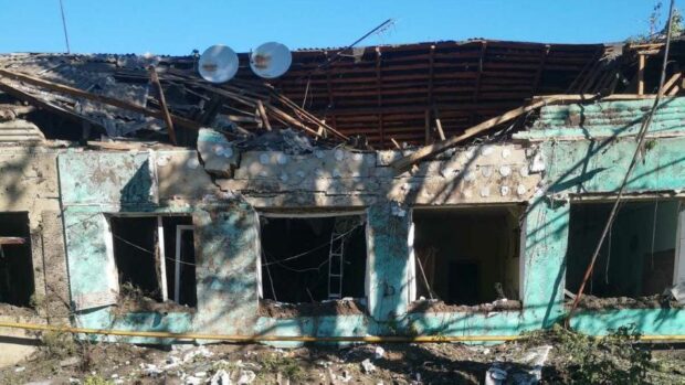 Росіяни вдарили авіабомбою по селу на Харківщині