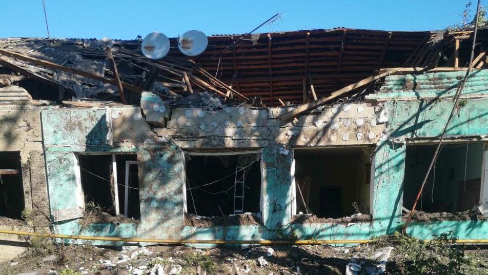 Росіяни вдарили авіабомбою по селу на Харківщині