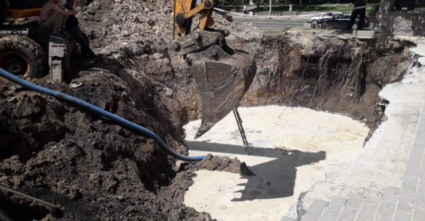 У Новобаварському районі ремонтують водоводи
