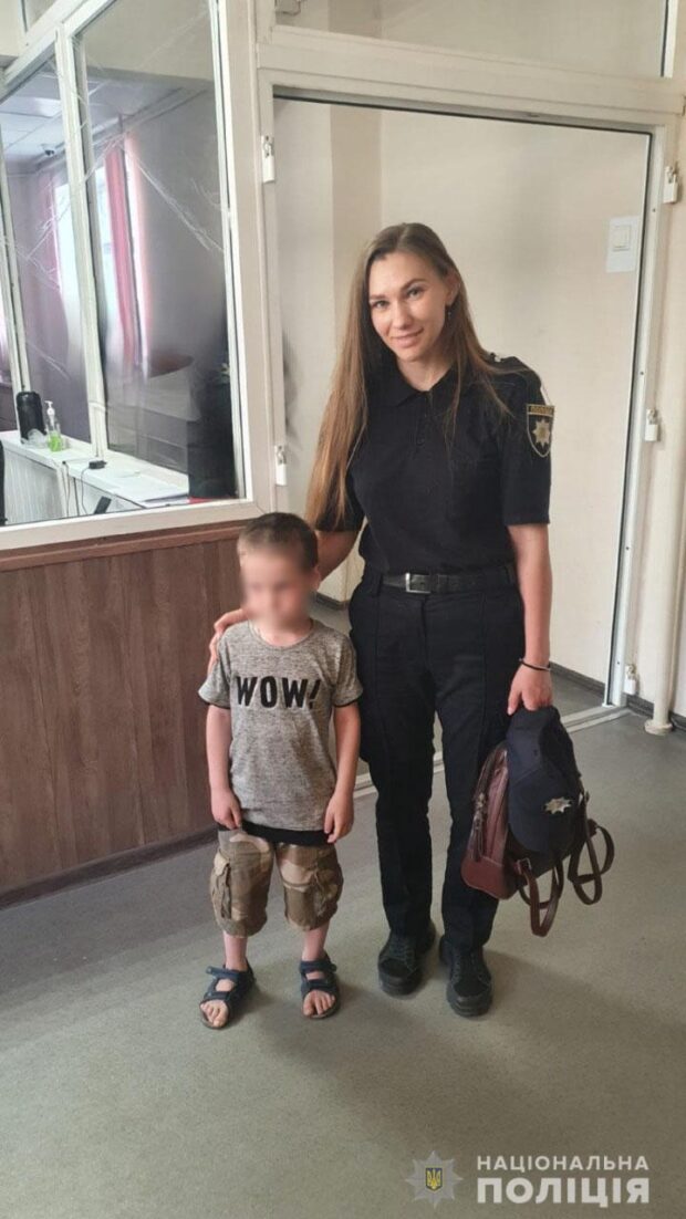 У Харкові у п'яної матері, яка кидалася у бійку з поліцейськими, медиками та перехожими, забрали дитину та передали бабусі