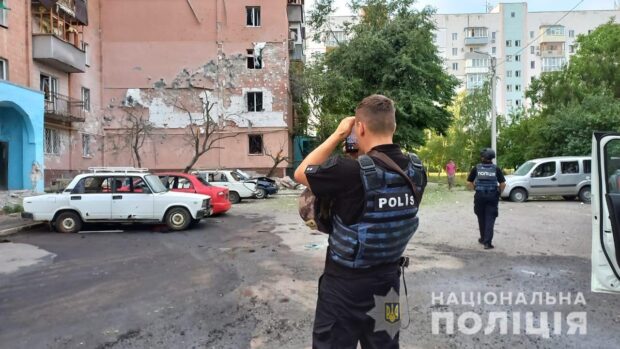 Поліція фіксує наслідки артилерійського обстрілу Київського району Харкова