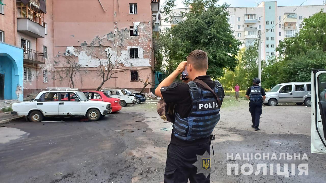 Поліція фіксує наслідки артилерійського обстрілу Київського району Харкова