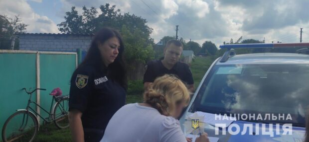 На Харківщині мати та вітчим погрожували 16-річні доньці фізичною розправою та принижували її