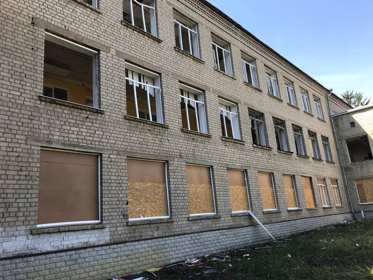 Немишлянський район: школа, що зазнала пошкоджень внаслідок ракетного обстрілу - знову зі світлом