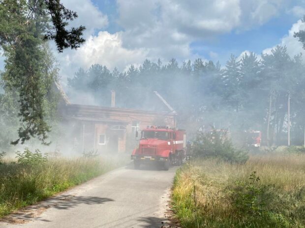 Під Харковом в результаті обстрілу окупантів спалахнула будівля лікувального закладу