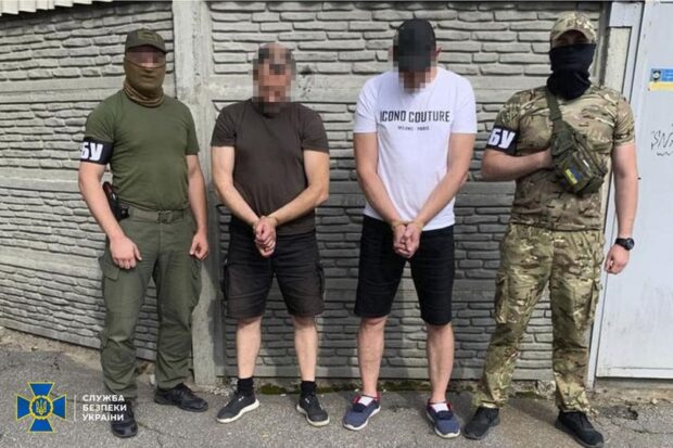 СБУ затримала двох колишніх правоохоронців, які зливали позиції українських військових на Харківщині
