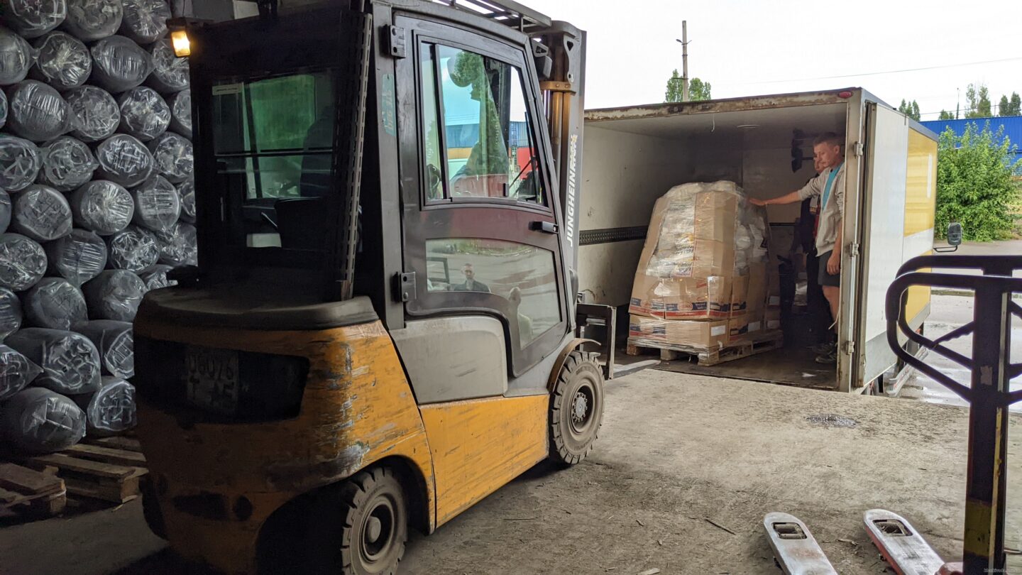 Гуманітарний штаб Харківщини забезпечує переселенців продуктами харчування та засобами гігієни (