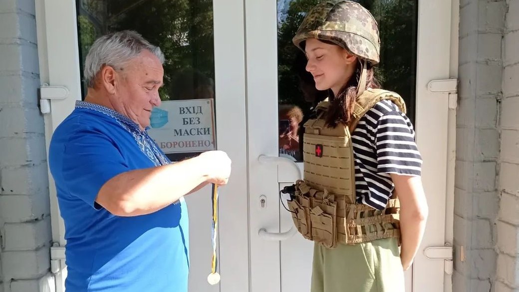 Директор зруйнованої окупантами школи у Харкові вручив золоту медаль випускниці