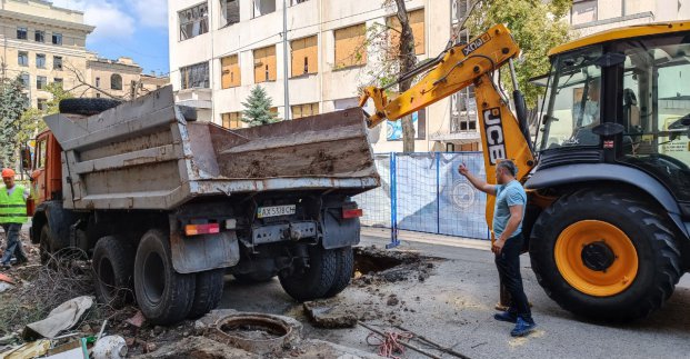 На вулиці Свободи відновлюють пошкоджені вибухом мережі