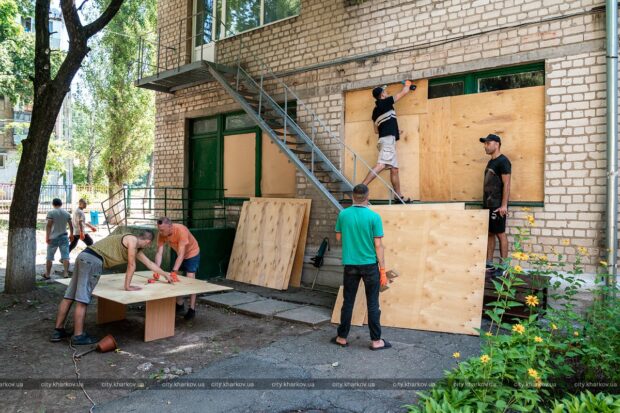 У Харкові волонтери привели до ладу після обстрілу один із дитячих садків