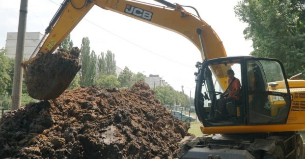 В Індустріальному районі ремонтують водоводи