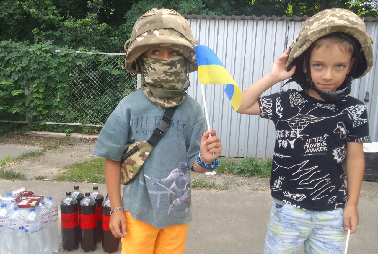 На Харківщині діти організували «блокпост» і збирають гроші для захисників України