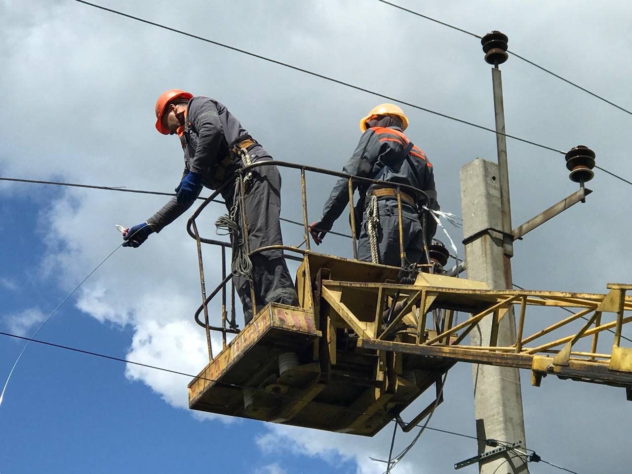 Енергетики вчергове повернули світло після обстрілів на Харківщині