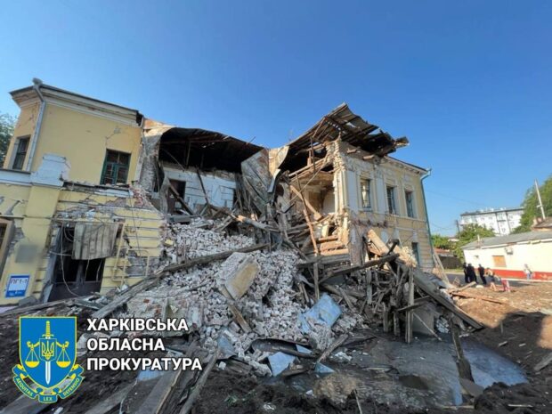 У Харкові усувають наслідки нічного обстрілу