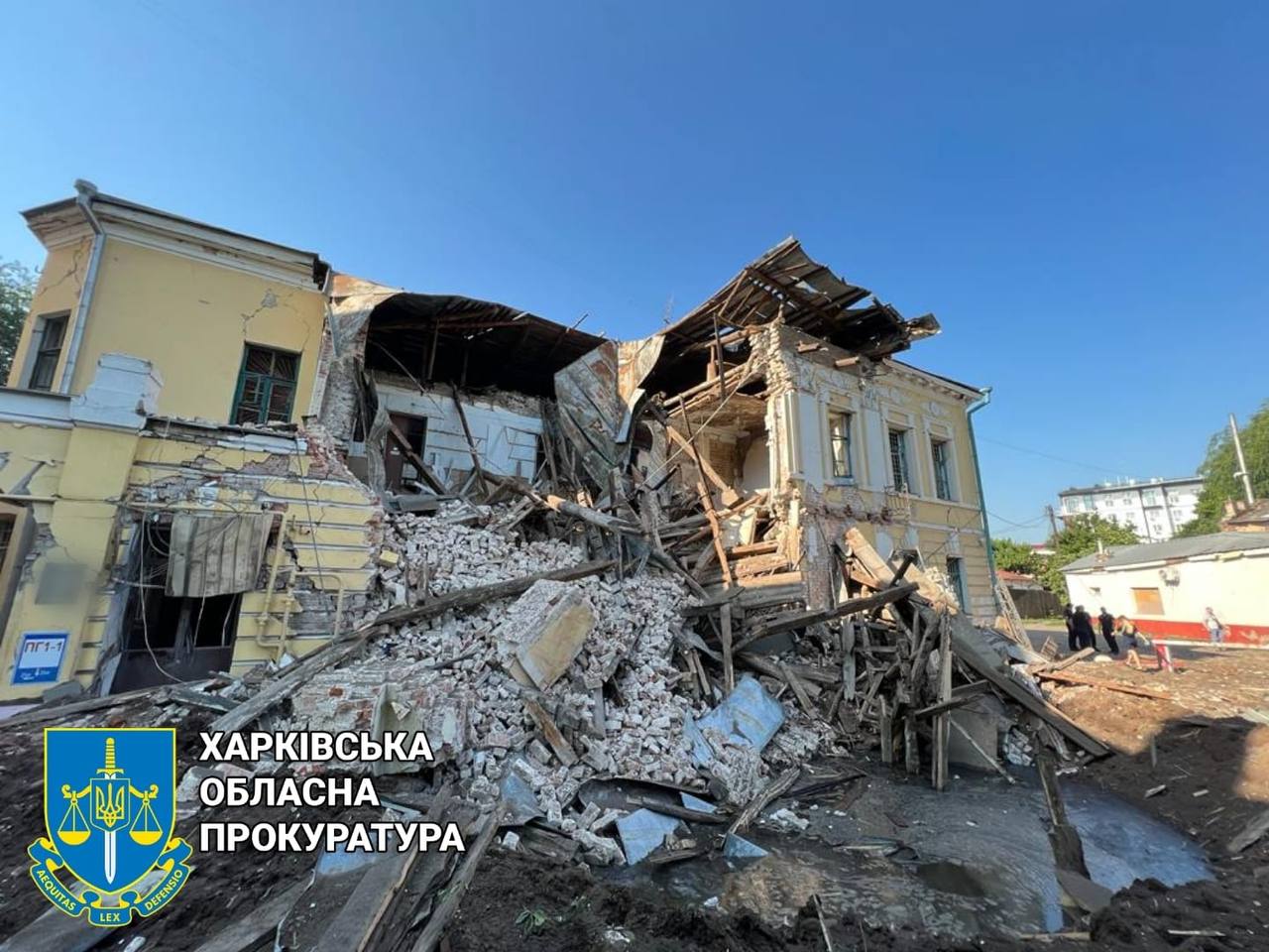 У Харкові усувають наслідки нічного обстрілу