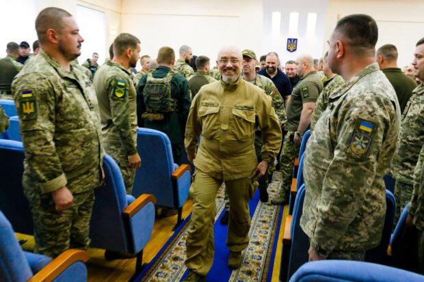 Олексій Резніков у Харкові вручив відзнаки правоохоронцям, волонтерам, комунальникам, які з перших днів війни тримають тил