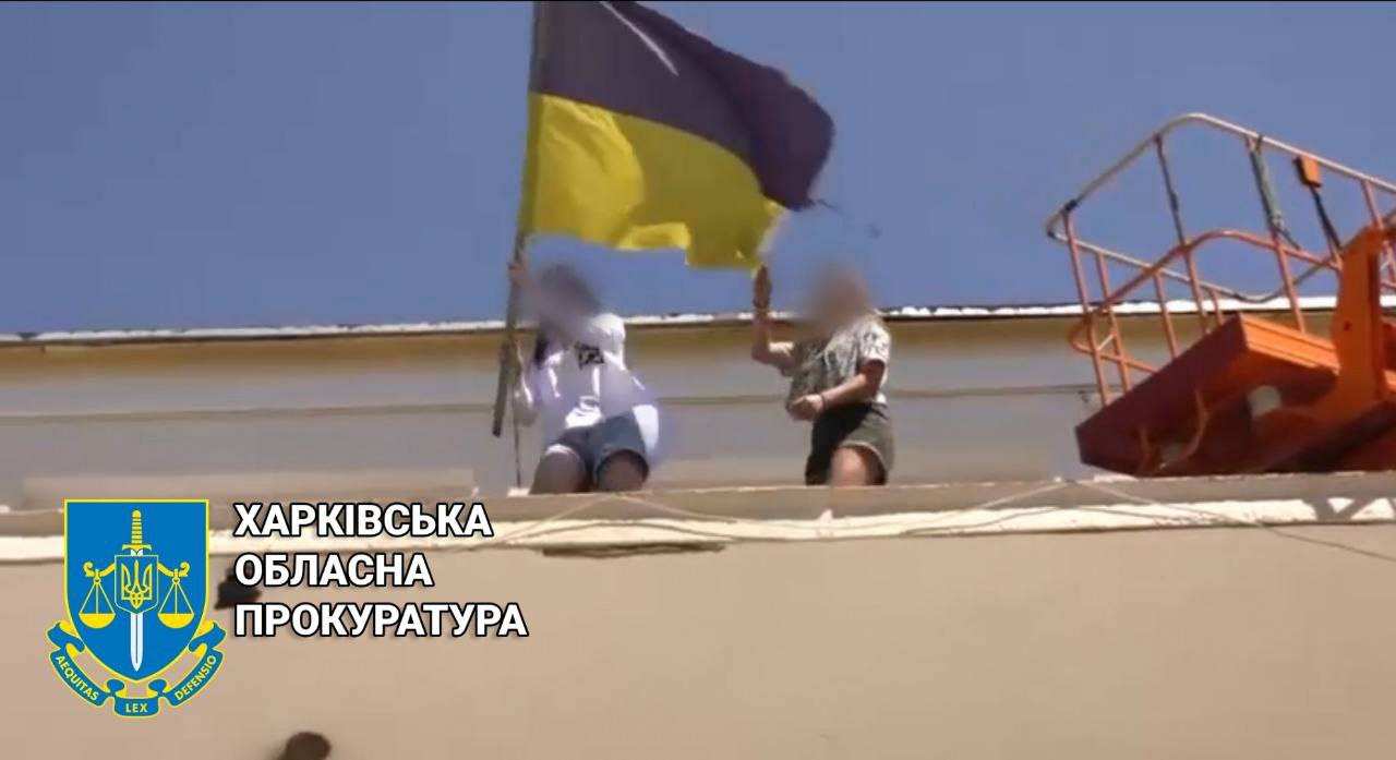 Прокуратура заочно повідомила про підозру неповнолітній з Куп'янського району, яка спаплюжила Державний прапор