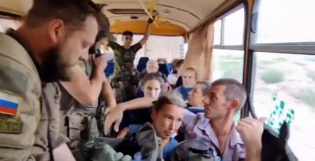 Окупанти продовжують депортувати жителів Харківської області