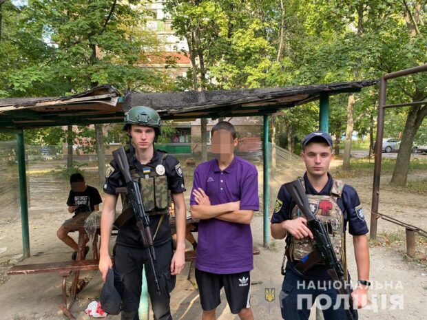 У Харкові поліцейські виявили на дитячому майданчику неповнолітніх, які розпивали алкоголь