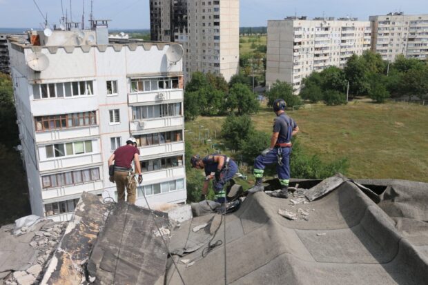 Рятувальники із США допомагають розбирати завали на Салтівці