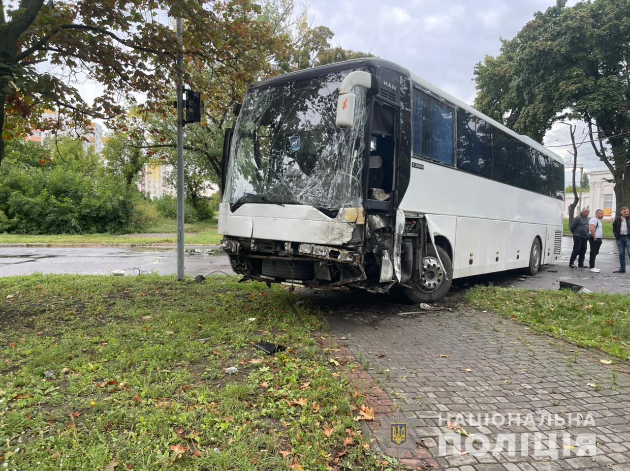 У Харкові водій авто виїхав на зустрічну смугу та зіштовхнувся з автобусом, і іншим автомобілем: є постраждалі