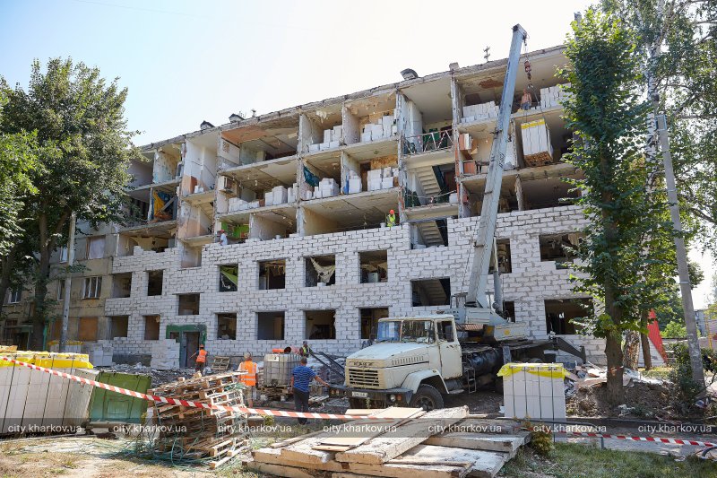 На вулиці Космонавтів відновлюють зруйновану п'ятиповерхівку