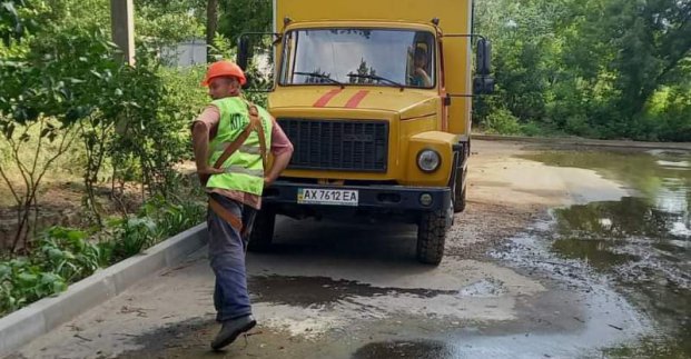 У Новобаварському районі оперативно відновлюють водопостачання