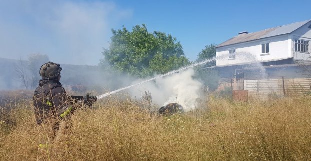 Через обстріли харківські рятувальники ліквідували вісім пожеж