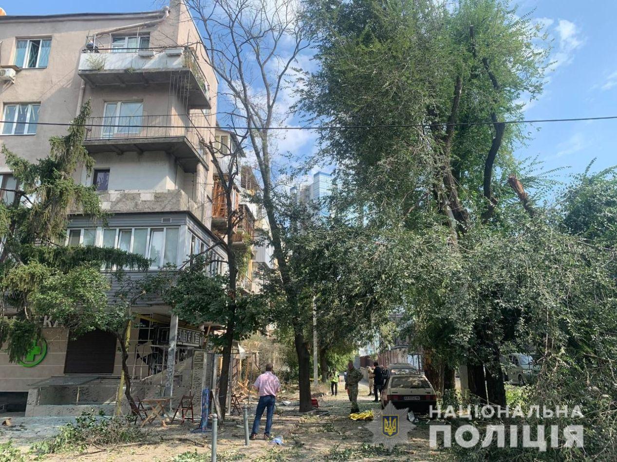 Артилерійський удар по центральній частині Харкова: поліція документує наслідки обстрілів