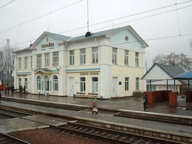 Окупанти примусово вивозять цивільних з селища Козача Лопань до рф