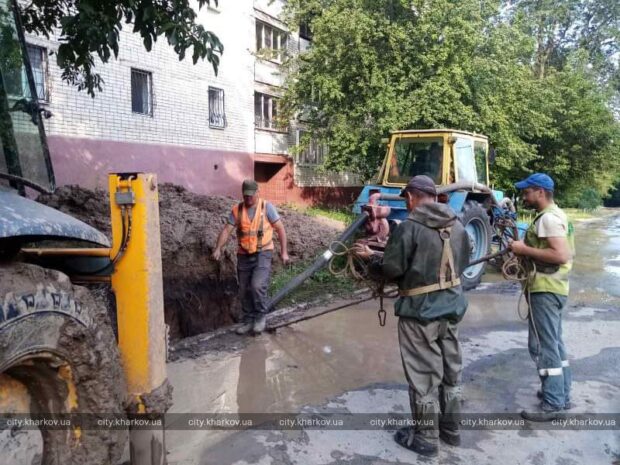 На Харківському шосе ремонтують водовід після обстрілу