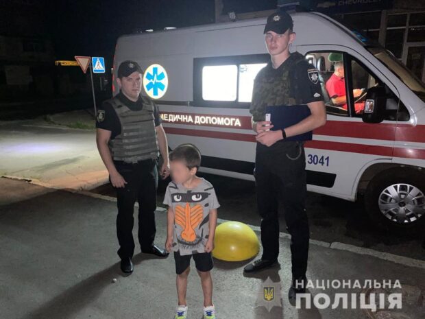 У Харкові до адміністративної відповідальності притягнули жінку, яка лежала п'яною лежала на вулиці і залишила без нагляду сина