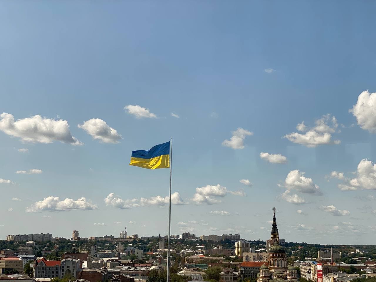 У День Державного Прапора України на харківському флагштоці замінили полотнище