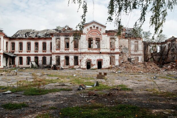 Піротехніки розміновують деокупований Ізюм