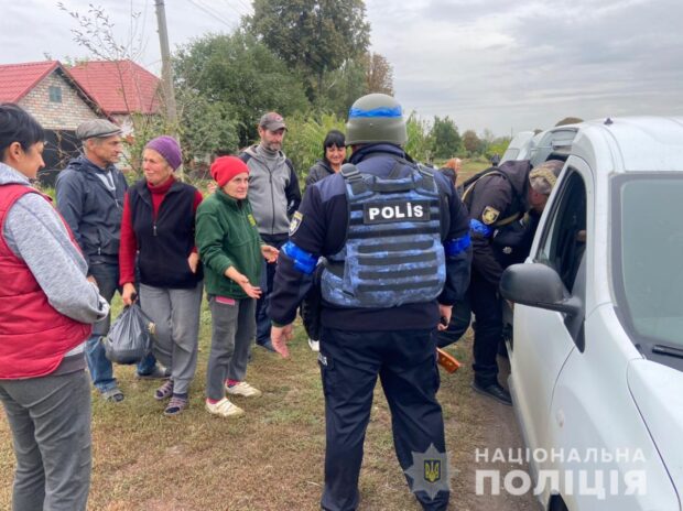 Поліцейські доставили гуманітарну допомогу громадянам на деокуповані території Харківщини