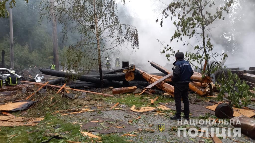 Поліція зафіксувала наслідки ворожого обстрілу у Київському районі Харкова