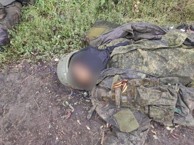 Після звільнення села на Харківщині слідчі виявили 11 тіл окупантів, яких кинули на узбіччях