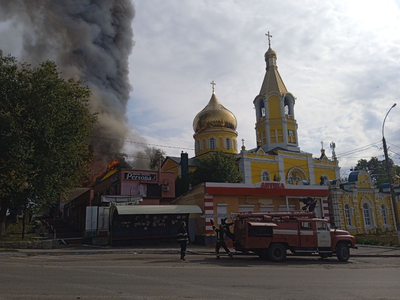 Від російського обстрілу Куп'янська загорілась церковна школа: одна людина поранена