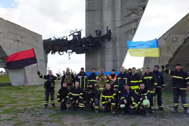Рятувальники встановили Державний прапор України на Меморіалі "Атака" в Ізюмі