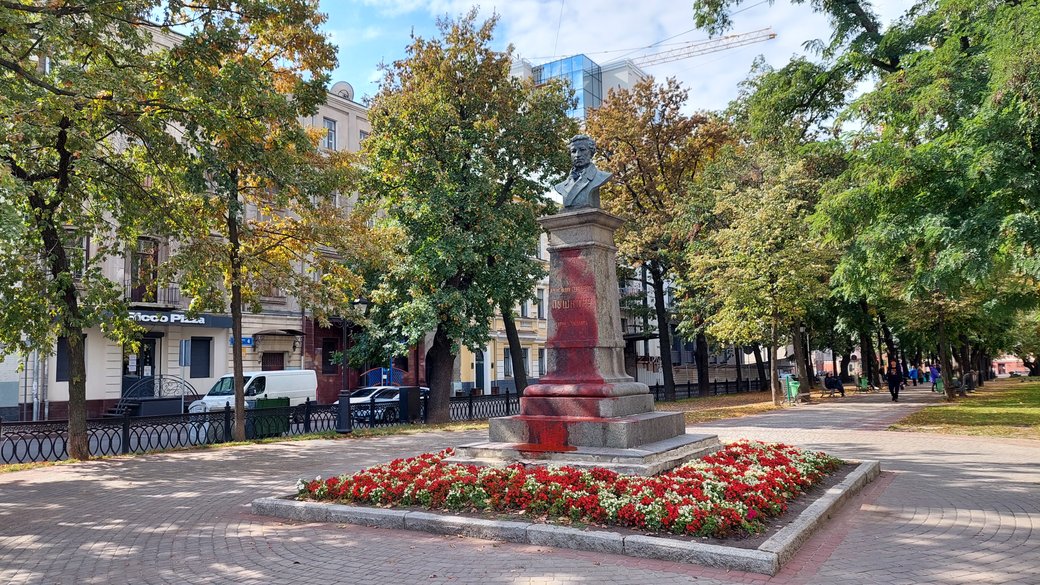 У Харкові пам'ятник Пушкіну облили червоною фарбою