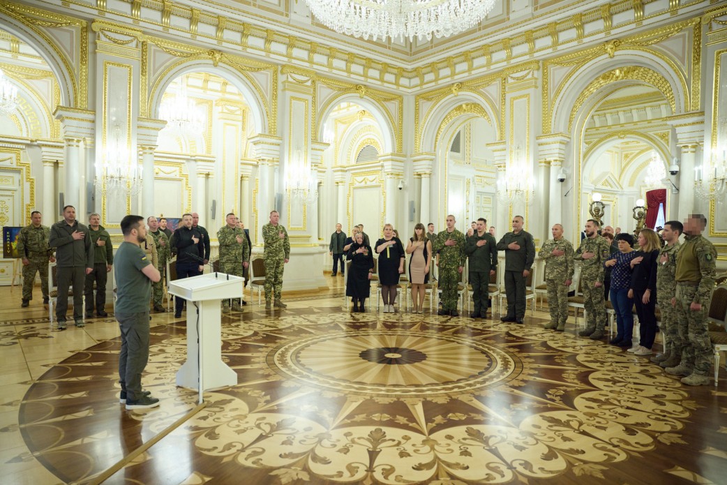Зеленський присвоїв звання «Герой України» загиблому військовому, чию руку із синьо-жовтими браслетами знайшли в Ізюмі