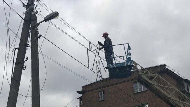 У Харкові на відновлення світла чекають ще близько 9 тисяч сімей