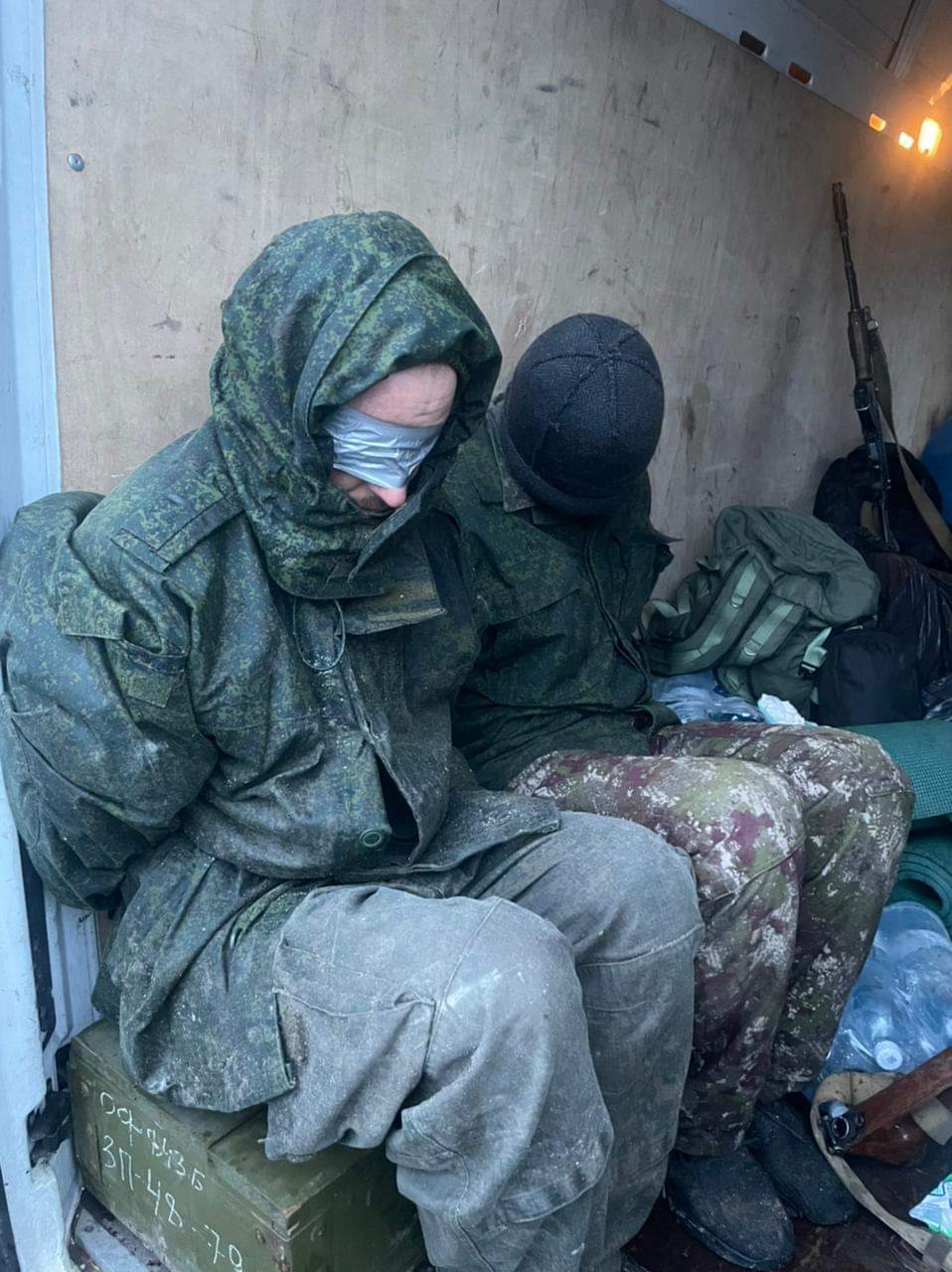 На Харківщині прикордонники взяли в полон двох «мобіків», які воювали на боці рф