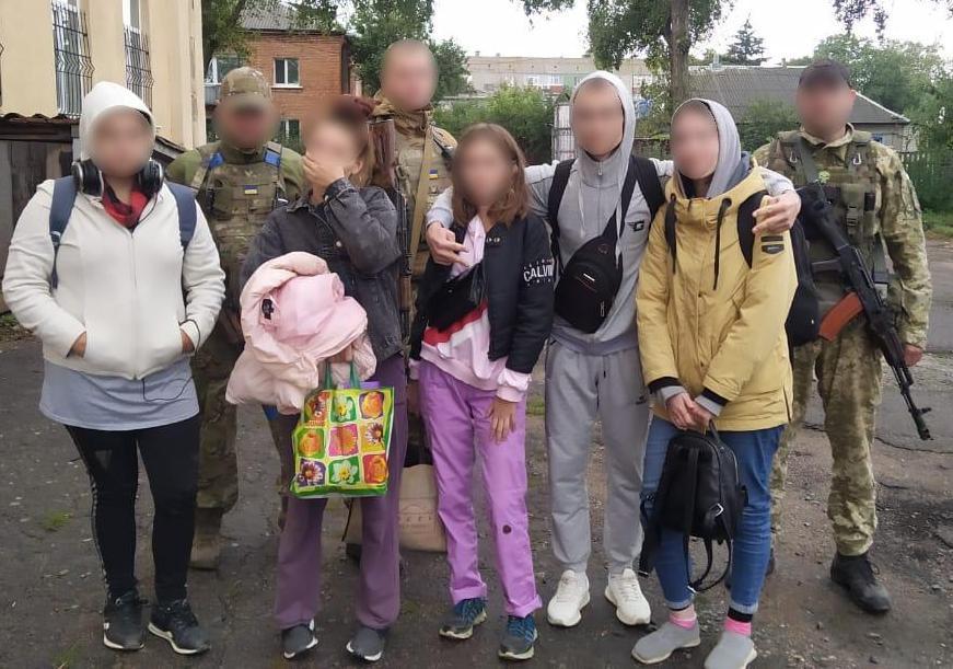 Прикордонники звільнили п’ятьох підлітків, яких окупанти утримували у підвалі на Харківщині