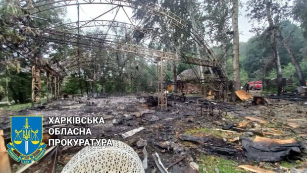 Вночі окупанти обстріляли один з районів Харкова: виникла масштабна пожежа на території ресторанного комплексу