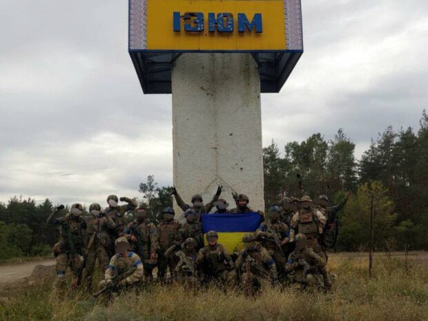У зруйнованому окупантами Ізюмі підняли український прапор