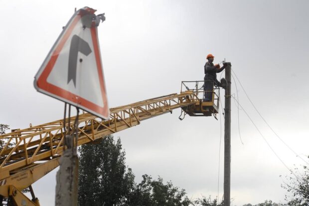 В звільнені населені пункти Харківщини, де уже проведено розмінування, оперативно повертають електроенергію