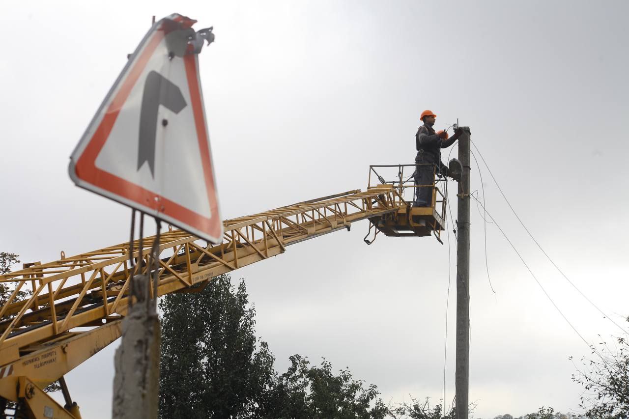 В звільнені населені пункти Харківщини, де уже проведено розмінування, оперативно повертають електроенергію