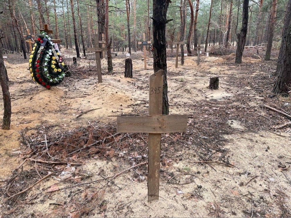 Масове поховання в Ізюмі: виявили понад 440 тіл